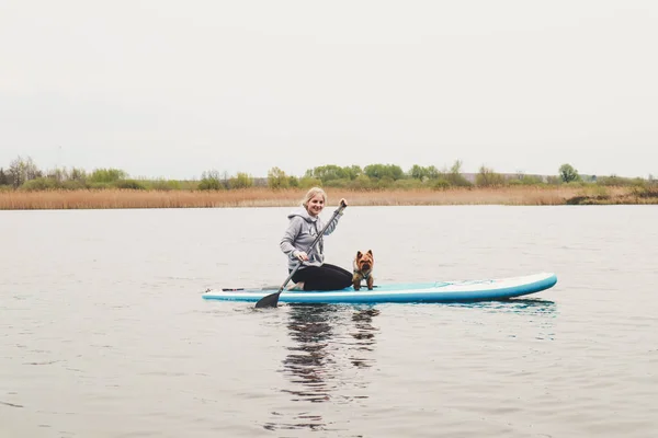 Mädchen Schwimmt Mit Hund Auf Einem Brett Spaziergang See Der — Stockfoto