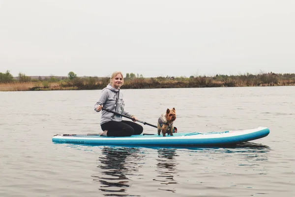 Mädchen Schwimmt Mit Hund Auf Einem Brett Spaziergang See Der — Stockfoto