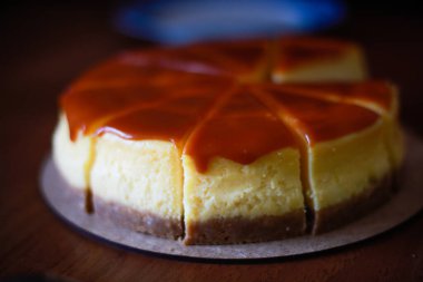 Üstünde tuzlu karamel olan cheesecake. Ev aşçısı pişirdi..