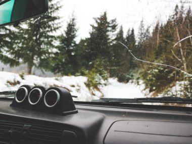 Kışın Ukrayna Karpatları 'ndan geçen off-road araba gezisi. Pencereden bak, Noel ağacı ve karlı yol. Dış keşif. Buz..