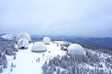 Pamir 'in eski askeri radar istasyonu, SSCB gizli askeri üssü, eski radar istasyonunda şafak vakti, antenli askeri birlik, Karpatlar, Ukrayna