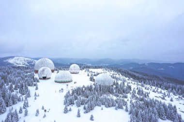 Pamir 'in eski askeri radar istasyonu, SSCB gizli askeri üssü, eski radar istasyonunda şafak vakti, antenli askeri birlik, Karpatlar, Ukrayna