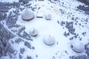 Pamir 'in eski askeri radar istasyonu, SSCB gizli askeri üssü, eski radar istasyonunda şafak vakti, antenli askeri birlik, Karpatlar, Ukrayna