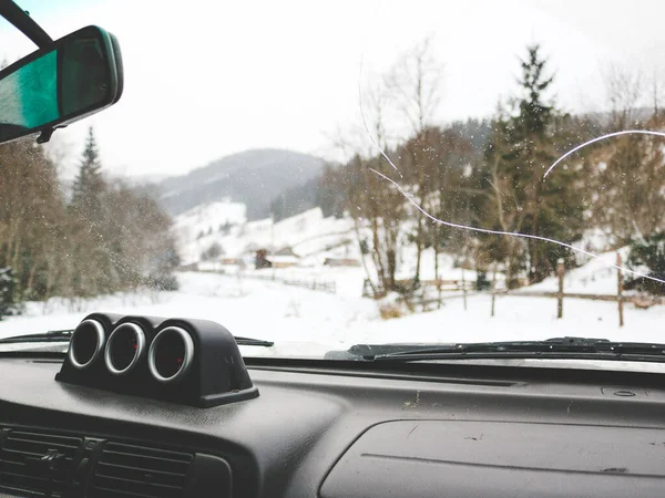 冬季越野车穿越乌克兰喀尔巴阡山脉 从窗户 圣诞树和雪地的道路上眺望 外部远征 — 图库照片