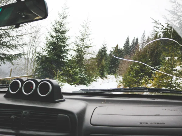 Offroad Viagem Carro Através Dos Cárpatos Ucranianos Inverno Vista Janela — Fotografia de Stock