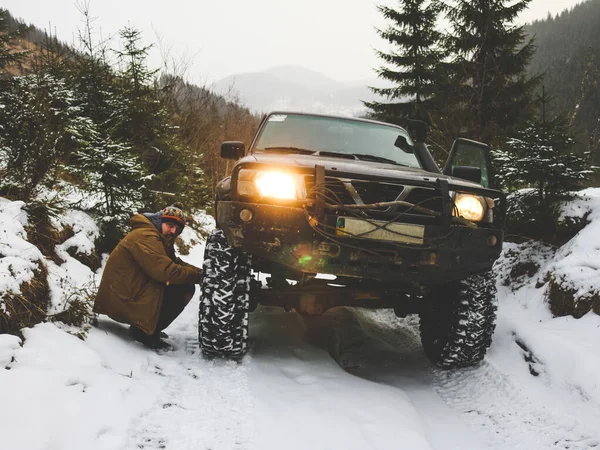 Viagem Carro Road Através Dos Cárpatos Ucranianos Inverno Árvores Natal — Fotografia de Stock