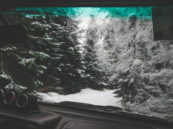 겨울에는 우크라이나 카르파티아를 자동차로 크리스마스 눈덮인 도로에서 바라본다 외부적 — 스톡 사진