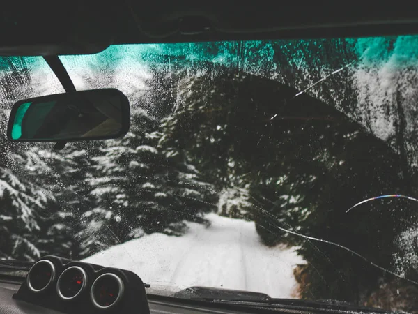 Поездка Внедорожнике Украинским Карпатам Зимой Вид Окна Елка Снежная Дорога — стоковое фото