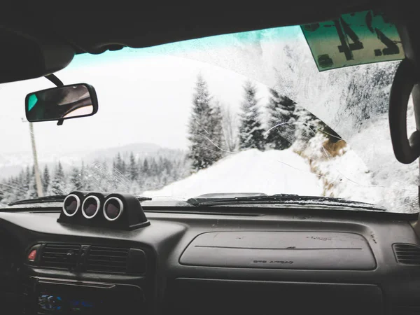 Offroad Viagem Carro Através Dos Cárpatos Ucranianos Inverno Vista Janela — Fotografia de Stock