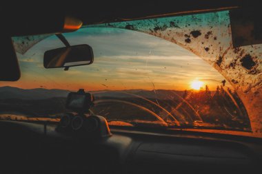 Baharda Ukrayna Karpatları 'na yapılacak off-road araba gezisi. Pencereden bak. Dış keşif gezisi. Gün batımı araba görünümü