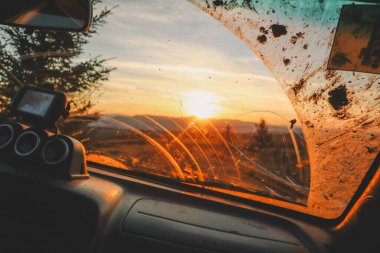 Baharda Ukrayna Karpatları 'na yapılacak off-road araba gezisi. Pencereden bak. Dış keşif gezisi. Gün batımı araba görünümü