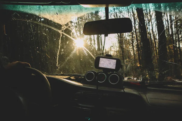 Оффроуд Їздить Автомобілем Через Українські Карпати Навесні Вигляд Вікна Ялинка — стокове фото