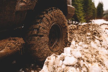 Dağlarda kirli arabalar ve tekerlekler. Lastiklerde bataklık var. Ukrayna 'ya doğru seyahatler. Karpat Dağları 'nın Manzarası.