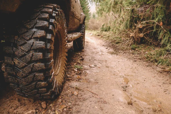 Coches Sucios Ruedas Las Montañas Pantano Los Neumáticos Viajes Offroad — Foto de Stock