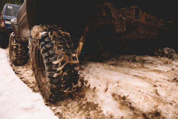 Carros Sujos Rodas Nas Montanhas Pântano Nos Pneus Viagens Offroad — Fotografia de Stock