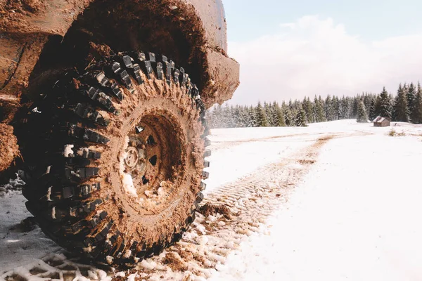 Carros Sujos Rodas Nas Montanhas Pântano Nos Pneus Viagens Offroad — Fotografia de Stock