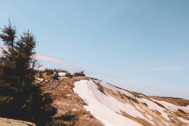 Baharda Ukrayna Karpatları. Dağlarda kar kalıntıları var. Borzhava