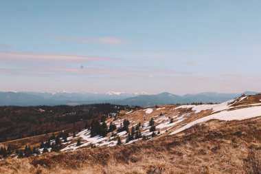 Baharda Ukrayna Karpatları. Dağlarda kar kalıntıları var. Borzhava
