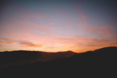 Dağlarda gün batımı. Pikuy Dağı manzarası. Baharda Ukrayna Karpatları.