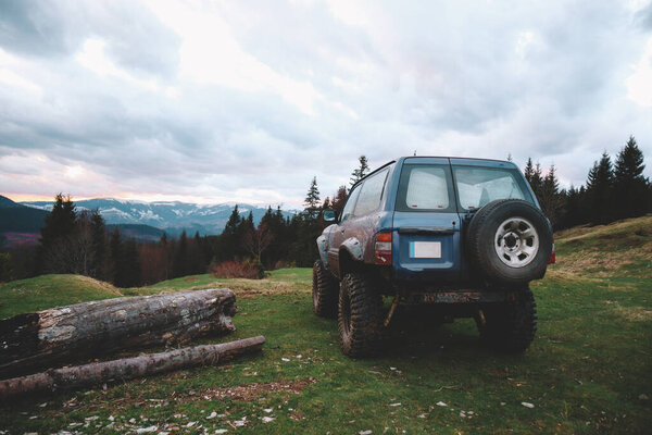Грязные машины и колеса в горах. Болото на шинах. Поездки по бездорожью по Украине. Вид на Карпаты.