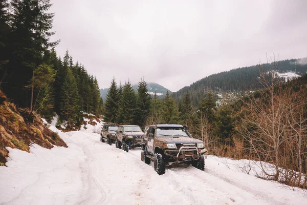 Carros Sujos Rodas Nas Montanhas Pântano Nos Pneus Viagens Offroad — Fotografia de Stock