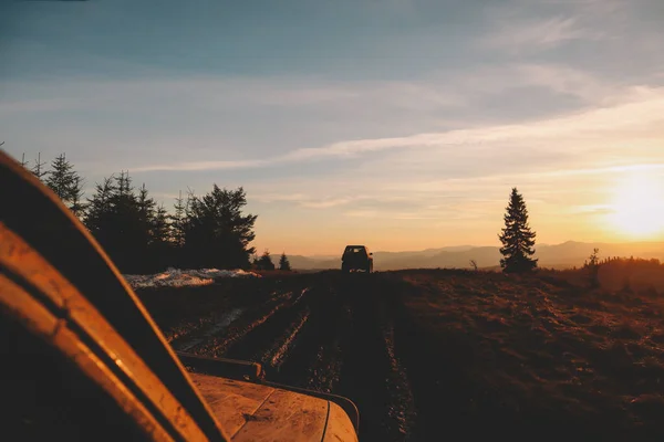 Coches Sucios Ruedas Las Montañas Pantano Los Neumáticos Viajes Offroad — Foto de Stock