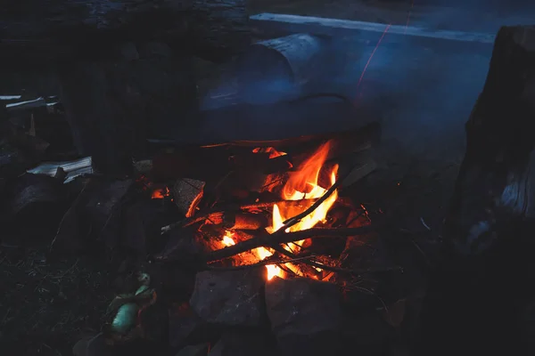 Pessoas Cozinham Comida Carne Nas Montanhas Numa Frigideira Fogo Turistas — Fotografia de Stock