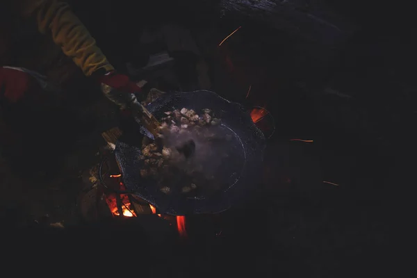 Pessoas Cozinham Comida Carne Nas Montanhas Numa Frigideira Fogo Turistas — Fotografia de Stock