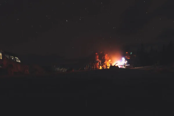 Gente Sienta Junto Fuego Las Montañas Por Noche Cocinando Fuego — Foto de Stock