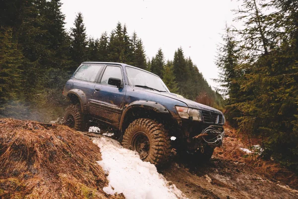 Voiture Tout Terrain Sauter Dans Les Montagnes Pollen Marais Neige — Photo