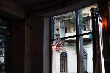 Bir kafede güzel bir kristal avize. Steampunk tarzı. Koyu tonlar