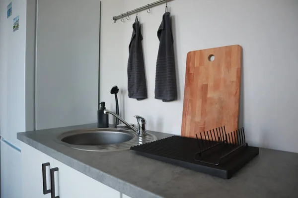 用灰色调装饰时髦的现代厨房 水槽和水龙头 厨房用毛巾 — 图库照片