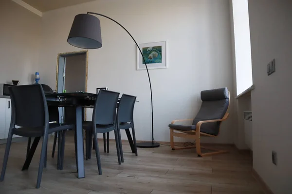 Elegante Comedor Apartamento Moderno Mesa Cristal Sillas Negras Lámpara Pie —  Fotos de Stock