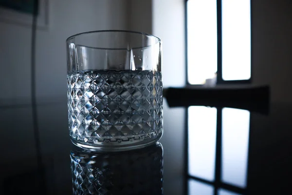 Vidro Vidro Com Água Uma Mesa Vidro Preto Cozinha Escura — Fotografia de Stock