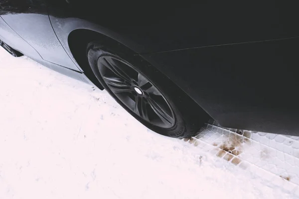 Auto Nera Inverno Neve Riverbero Bianco Sulla Macchina — Foto Stock