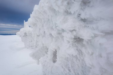 Kışın dağlarda terk edilmiş eski bir istasyon. Ukrayna Karpat Dağları.