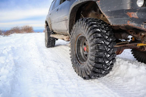 Pneus Para Andar Inverno Nas Montanhas Máquina Desarmada Viajar Neve — Fotografia de Stock