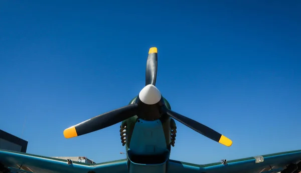 Ein Kleines Flugzeug Steht Auf Dem Parkplatz Eines Alten Flugplatzes — Stockfoto