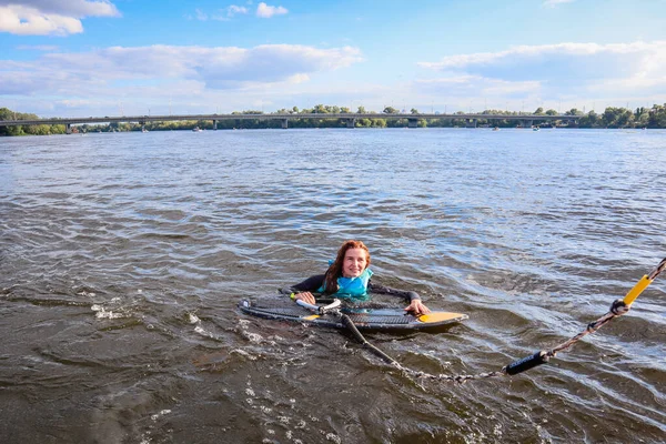 Menina Está Aprendendo Montar Wakesurf Rio Atrás Barco Desperta Colete — Fotografia de Stock