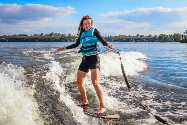 Menina Está Aprendendo Montar Wakesurf Rio Atrás Barco Desperta Colete — Fotografia de Stock