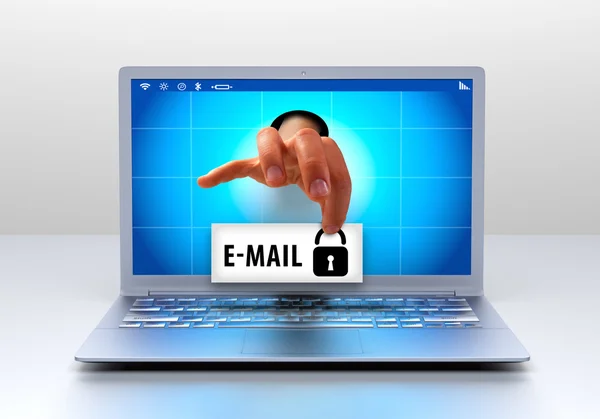 E-mail criptografar mão segurando uma nota — Fotografia de Stock