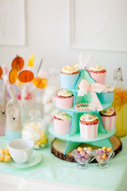 Bir stand şenlikli kek.