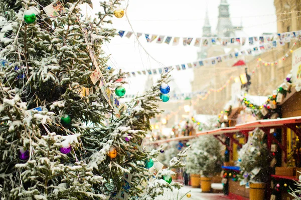 Árbol de Navidad decorado con coloridas bolas de Navidad . —  Fotos de Stock