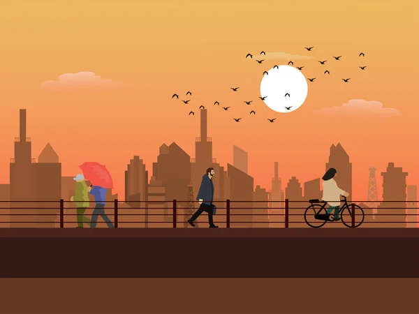 İnsanlar arka planda güneş ve binalar olan bir üst geçitte yürüyorlar.