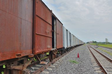 Gökyüzü arkaplanlı raylarda eski tren öcüleri grubu