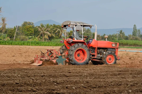 Roter Traktor Pflügt Rinne Feld Thailand — Stockfoto