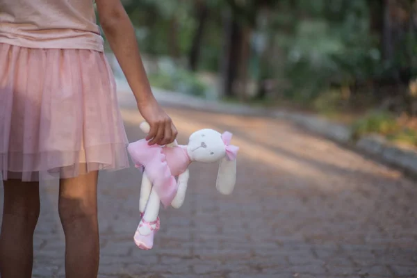 Triste fille étreignant ours en peluche tristesse seul dans le parc de jardin vert. Seule fille se sentant triste malheureux marcher à l'extérieur avec le meilleur jouet ami. Photos De Stock Libres De Droits