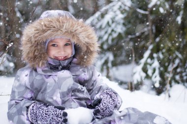 Termosla yürüyen bir kız Kış ormanında