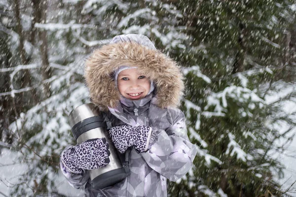 Κορίτσι περπατά με θερμός και στο χειμερινό δάσος — Φωτογραφία Αρχείου