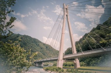 Rusya 'nın Sochi şehrinde, Krasnaya Polyana yolunda kablo destekli köprü